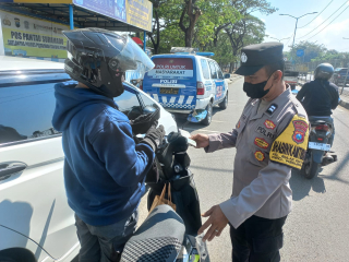 Operasi Gabungan di Pos Suramadu, Polres Pelabuhan Tanjung Perak Periksa Kendaraan dan Tegur Pelanggar Lalu Lintas