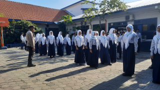 Bhabinkamtibmas Morokrembangan Berikan Materi PBB dalam Kegiatan MPLS di SMP Bina Karya