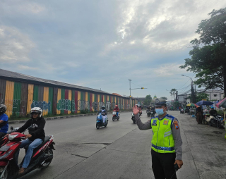 Satlantas Polres Pelabuhan Tanjung Perak Gelar Patroli dan Penindakan Pelanggaran Rambu Larangan di Kalianak dan Karang Tembok