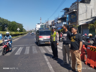 Kapolsek Semampir Pimpin Patroli Harkamtibmas di Pintu Timur Wisata Religi Sunan Ampel