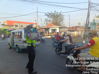 Polsek Asemrowo Laksanakan Pos Awal di Perlintasan Kereta Api Tambak Mayor, Arus Lalu Lintas Lancar