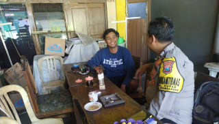 Bhabinkamtibmas Dupak Sambang Warga di Bangunsari, Ajak Jaga Kerukunan dan Kamtibmas Lingkungan