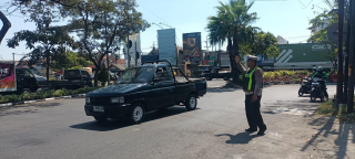Polsek Krembangan Pantau Arus Lalu Lintas di Simpang Tiga Mbah Ratu, Antisipasi Kemacetan dan Gangguan Kamtibmas
