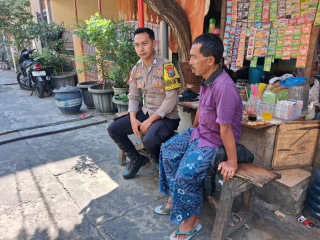 Bhabinkamtibmas Ampel Ajak Warga Jaga Keamanan Lingkungan Melalui Cangkrukan Kamtibmas