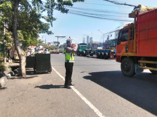 Polsek Krembangan Laksanakan Pemantauan Arus Lalu Lintas di Jalan Gresik