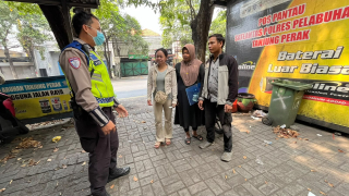 Satlantas Polres Pelabuhan Tanjung Perak Edukasi Masyarakat Melalui Sosialisasi Tatap Muka Tertib Berlalu Lintas