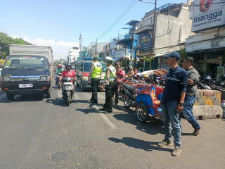 Polsek Semampir Bersama Satpol PP dan Dishub Gelar Patroli Harkamtibmas di Pintu Masuk Wisata Religi Sunan Ampel