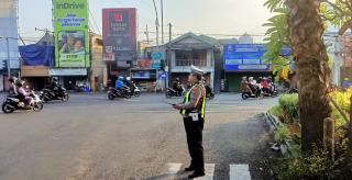 Polsek Krembangan Laksanakan Pengaturan Lalu Lintas Pagi di Simpang Tiga Mbah Ratu