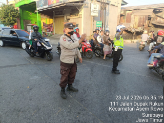 Polsek Asemrowo Laksanakan Pos Awal di Perlintasan Kereta Api Jalan Tambak Mayor