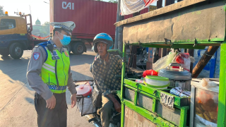 Satlantas Polres Pelabuhan Tanjung Perak Intensifkan Sosialisasi Tertib Berlalu Lintas kepada Masyarakat