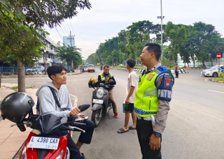 Satlantas Polres Pelabuhan Tanjung Perak Intensifkan Sosialisasi Tertib Berlalu Lintas kepada Masyarakat