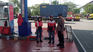 Polsek Asemrowo Pantau Ketersediaan BBM di SPBU Margomulyo, Pasokan Dipastikan Aman