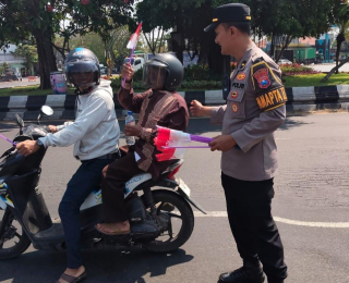 Sambut HUT ke-81 RI, Polres Pelabuhan Tanjung Perak Bagikan Bendera Merah Putih kepada Pengendara