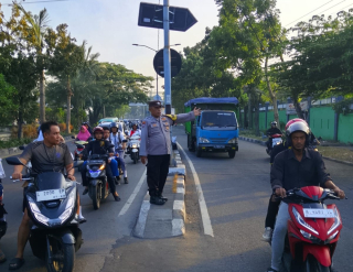 Bhabinkamtibmas Polsek Kenjeran Laksanakan Pos Awal di Pertigaan Nambangan, Dukung Kelancaran Aktivitas Pagi Masyarakat