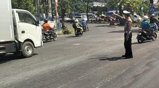 Polsek Krembangan Lakukan Pengalihan Arus Sementara, Antisipasi Kepadatan Kendaraan Menuju Jalan Kalianak