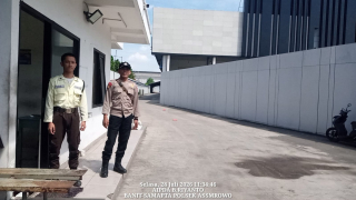 Polsek Asemrowo Patroli Pergudangan Margomulyo, Sampaikan Imbauan Kamtibmas kepada Petugas Keamanan