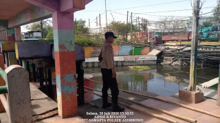 Polsek Asemrowo Pantau Pintu Air Balong II, Debit Air Sungai dan Laut Masih Dalam Kondisi Normal