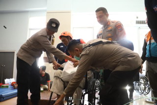 Kapolres Pelabuhan Tanjung Perak Turun Dampingi Korban, Pastikan Penanganan Kebakaran KM Mutiara Sentosa 2 Berjalan Maksimal