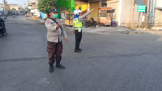 Polsek Asemrowo Laksanakan Pengaturan Arus Lalu Lintas di Tambak Mayor, Antisipasi Kepadatan Akibat Penutupan Gorong-gorong