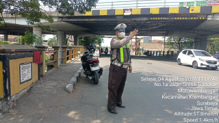 Polsek Krembangan Laksanakan Pemantauan Arus Lalu Lintas di Jalan Gresik Gadukan