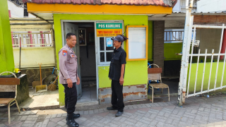 Bhabinkamtibmas Tambak Wedi Perkuat Kamtibmas Melalui Sambang Pos Kamling di Kedinding Tengah