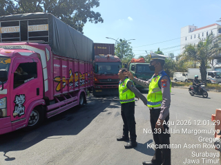 Polsek Asemrowo Bersama Satlantas Polres Pelabuhan Tanjung Perak Laksanakan Pengaturan Arus Lalu Lintas di Jalan Margomulyo