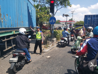 Polsek Krembangan Lakukan Pengalihan Arus di Jalan Gresik, Urai Kepadatan Menuju Jalan Kalianak