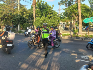 Personel Polsek Kenjeran Laksanakan Pengaturan Lalu Lintas Pagi di Jalan Nambangan