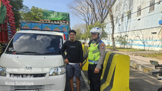 Kasatlantas Polres Pelabuhan Tanjung Perak Edukasi Masyarakat Melalui Sosialisasi Tertib Berlalu Lintas