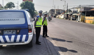 Polsek Krembangan Pantau Arus Lalu Lintas di SPBU Jalan Kalianak, Antisipasi Peningkatan Volume Kendaraan