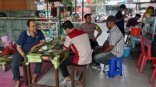 Bhabinkamtibmas Ampel Ajak Warga Perkuat Keamanan Lingkungan Melalui Cangkrukan Kamtibmas