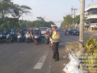 Personel Polsek Krembangan Laksanakan Pengaturan Lalu Lintas Pagi di Simpang Tiga Mbah Ratu