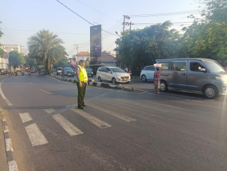 Personel Polsek Semampir Laksanakan Pos Awal di TL Karang Tembok, Bantu Warga Menyeberang Jalan