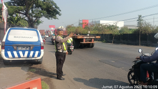 Personel Polsek Krembangan Pantau Arus Lalu Lintas di Jalan Kalianak Morokrembangan