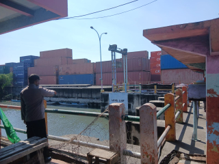 Personel Polsek Asemrowo Pantau Rumah Pompa Balong II, Debit Air Sungai dan Laut Normal