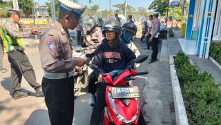 Personel Polsek Asemrowo Pantau Rumah Pompa Balong II, Debit Air Sungai dan Laut Normal