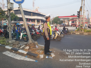 Polsek Krembangan Patroli Lalu Lintas di Mbah Ratu, Antisipasi Kepadatan Jam Kerja