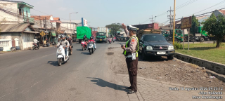 Polsek Krembangan Patroli Antisipasi Kepadatan Arus Lalu Lintas di Jalan Kalianak Morokrembangan