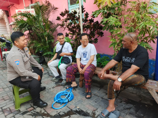 Bhabinkamtibmas Pegirian Sambang Warga, Sampaikan Pesan Kamtibmas dan Antisipasi Curanmor