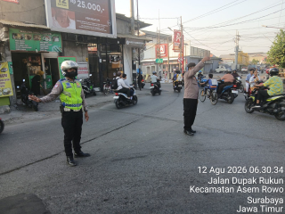 Polsek Asemrowo Laksanakan Pos Awal di Perlintasan Kereta Api Tambak Mayor