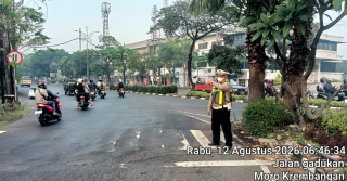 Polsek Krembangan Laksanakan Pengaturan Lalu Lintas Pagi di Simpang Tiga Mbah Ratu