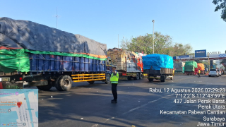 Satlantas Polres Pelabuhan Tanjung Perak Atur Arus di Gate Jamrud, Antisipasi Kepadatan Kendaraan