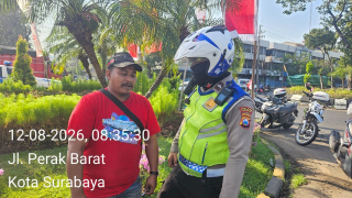Satlantas Polres Pelabuhan Tanjung Perak Sosialisasikan Tertib Berlalu Lintas kepada Masyarakat
