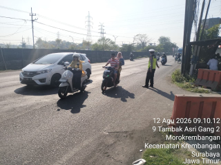 Polsek Krembangan Laksanakan Pengaturan Lalu Lintas di Jalan Kalianak, Antisipasi Kemacetan