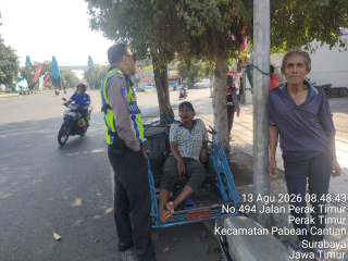 Satlantas Polres Pelabuhan Tanjung Perak Sosialisasikan Tertib Berlalu Lintas kepada Masyarakat