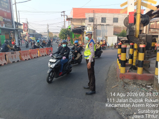 Polsek Asemrowo Gelar Pos Awal di Perlintasan KA Tambak Mayor, Pastikan Arus Lalu Lintas Lancar