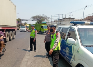 Polsek Krembangan Patroli di Kalianak Timur, Antisipasi Kemacetan dan Kerawanan Laka