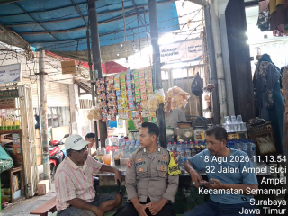 Bhabinkamtibmas Ampel Cangkrukan Bersama Warga, Sampaikan Pesan Jaga Keamanan Lingkungan