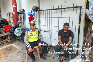 Satlantas Polres Pelabuhan Tanjung Perak Sosialisasikan Tertib Berlalu Lintas kepada Masyarakat