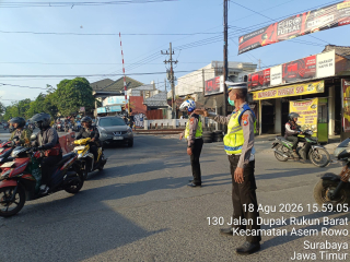 Polsek Asemrowo Gelar Pos Akhir di Perlintasan KA Tambak Mayor, Pantau Kelancaran Arus Lalu Lintas